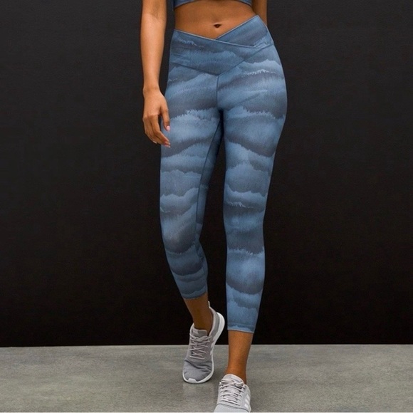 SOMA WKND 24/7 Women’s Blue Print Cropped Leggings Crossover Waist Size L - Picture 1 of 8